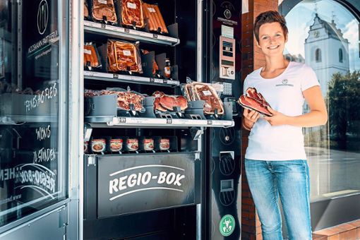 Monika Kopp befüllt den Automaten mit diversen Fleisch- und Wurstprodukten. Foto: 4RAUM.DIE AGENTUR Foto: Schwarzwälder Bote