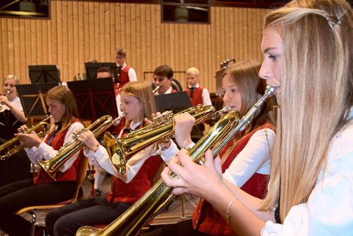 Das Jugendorchester des Musik- und Trachtenvereins Öfingen trug mit einer überzeugenden Leistung zum herausragenden Jahreskonzert bei.  Foto: Kaletta Foto: Schwarzwälder Bote