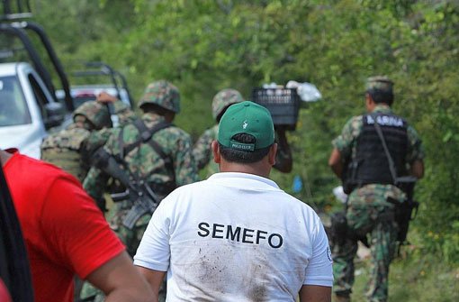 Mexikanische Soldaten in der Nähe des Fundortes: Nach dem Verschwinden von Dutzenden von Lehramtsstudenten gestehen Gangster den Mord an den jungen Männern. Foto: dpa