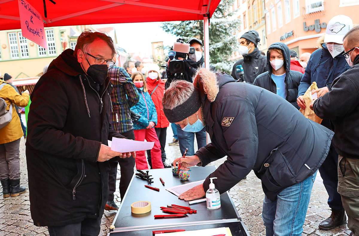 Nahezu 1000 Unterschriften kamen bei der Aktion am 8. Januar in der Villinger Innenstadt zusammen. Foto: Heinig