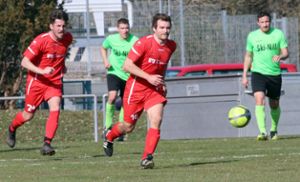 Der FV 08 Rottweil (rote Trikots) musste sich gegen den SV Nehren mit 1:2 geschlagen geben. Foto: Jürgen Schleeh