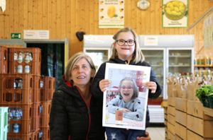 Ein Foto von Leni ziert derzeit das Plakat, das auf den heutigen Welttag des Down-Syndroms hinweist. Das macht auch Mutter Andrea Vöhriger stolz. Foto: Kauffmann