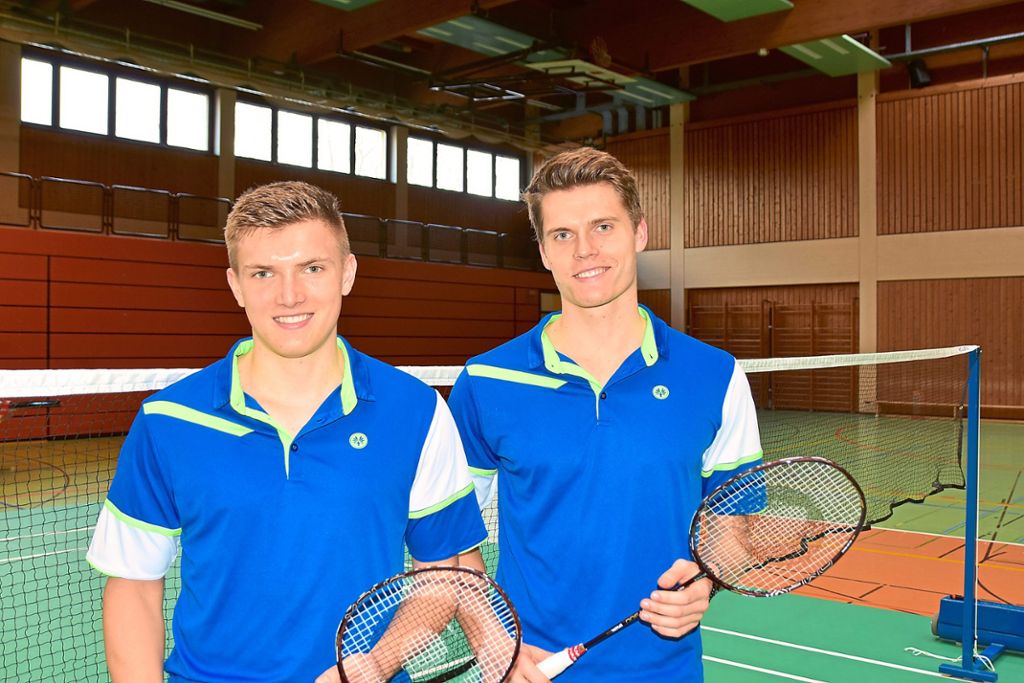 Die Zwillinge Lukas (links) und Jonas Burger sind mehrfacher Landesmeister im Badminton-Herrendoppel.  Foto: Gieger