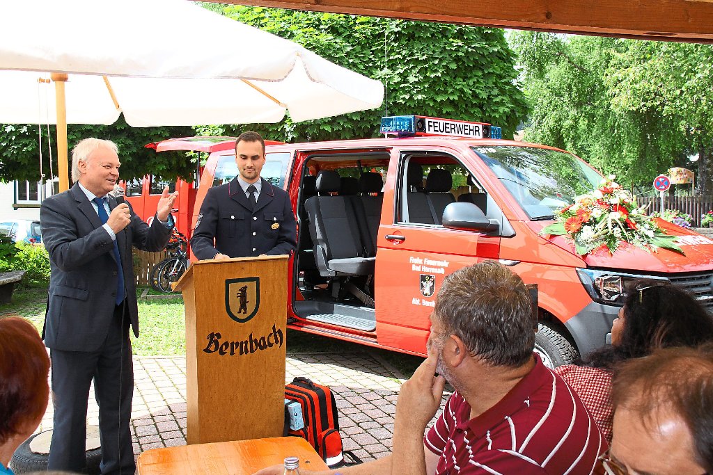 Die Feuerwehrabteilung Bernbach hat beim Feuerwehrfest   ihren neuen Mannschaftstransportwagen eingeweiht. Am Rednerpult  Bürgermeister Norbert Mai und der stellvertretende Abteilungskommandant Daniel Kiesel.                                                                                                                                            Foto: Helbig Foto: Schwarzwälder-Bote