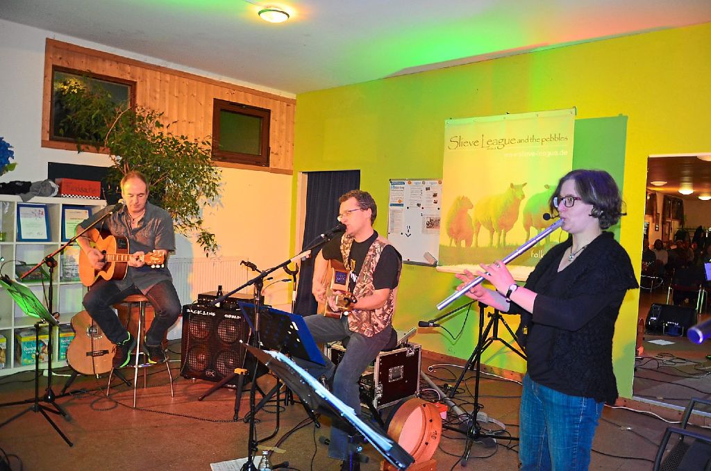 Mit einem reizvollen musikalischen Programm entführten (von links) Olaf Ehmert,  Jens Todt und Andrea Bub die Konzertbesucher in die faszinierende Welt der irisch-schottischen Folkmusik.  Foto: Bausch Foto: Schwarzwälder-Bote