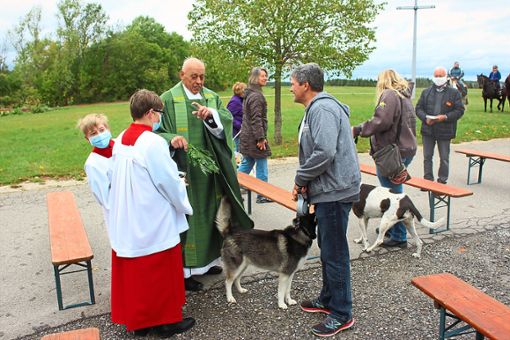 Den Segen Gottes hat Palmbühl-Pfarrer Josef Schäfer auch Tieren gespendet.Foto: Breisinger Foto: Schwarzwälder Bote