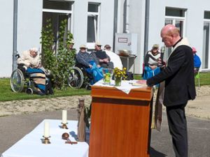 Pfarrer Martin Schäuble hält die Messe für die Senioren im Freien ab.  Foto: Heimpel Foto: Schwarzwälder Bote
