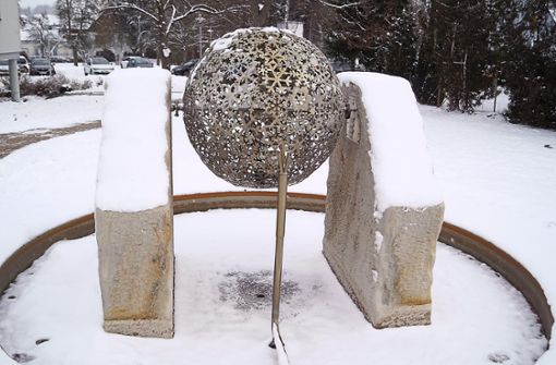 Immerhin in einer Skultptur wird der Winter in Form von Schneeflocken abgebildet. Foto: Kuster