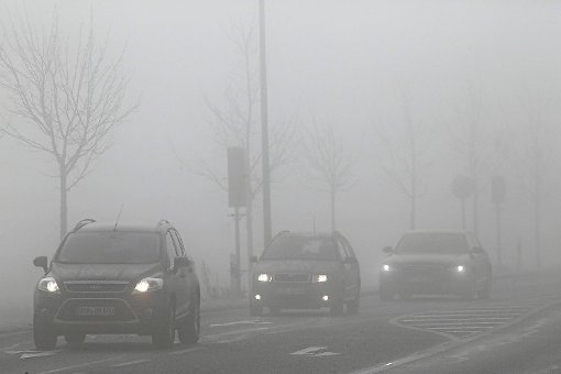 Bei dichtem Nebel müssen Autofahrer das Licht einschalten. Das kontrollierte jetzt die Polizei in Jettingen. Foto: Wüstneck