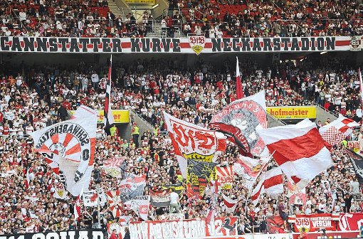 Die treuesten VfB-Fans werden am Montag nicht im Stadion in Bremen sein. Sie demonstrieren am Sonntag gegen Montagsspiele. Foto: Maurer