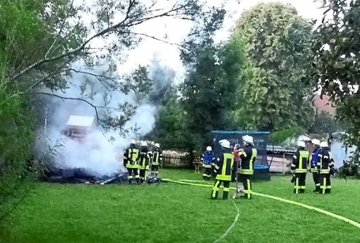 In Locherhof rückte die Feuerwehr zum Brand eines Gartenhauses aus. Das Feuer konnte gelöscht werden, bevor die Flammen weiter um sich griffen. Foto: Feuerwehr Eschbronn