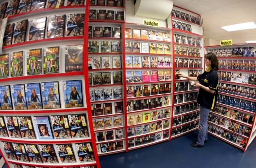 Über 2000 Spielfilme – DVDs und Blue Rays – sowie verschiedene Videospiele erbeutete der Einbrecher.  Foto: dpa
