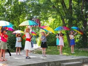 Die Mary Poppins mit ihren bunten Schirmen Foto: Vögele Foto: Schwarzwälder Bote