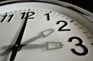 In der Nacht auf Sonntag werden die Uhren von 3 Uhr auf 2 Uhr zurückgestellt. Foto: dpa