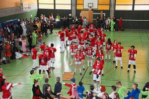 Schüler des Leibniz-Gymnasiums feiern in der Doppelsporthalle Fasnet Fotos: Schmidt Foto: Schwarzwälder Bote