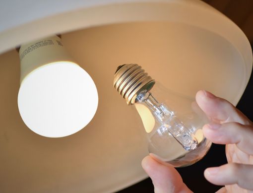 An einer Deckenleuchte wird eine Halogenlampe (rechts) gegen eine energiesparende LED-Lampe ausgewechselt. Nach der Glühbirne ist in der EU nun auch die Halogenlampe offiziell vom Markt verschwunden. Foto: Pleul Foto: Schwarzwälder Bote