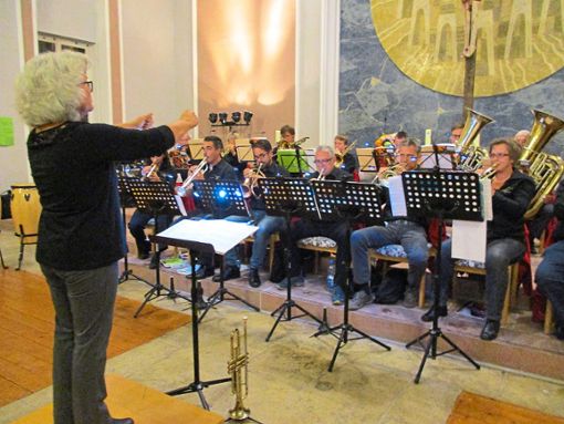 Andrea Fisel dirigierte den Posaunenchor Schömberg bei seiner Vorstellung in der evangelischen Kirche.   Foto: Schneider Foto: Schwarzwälder Bote