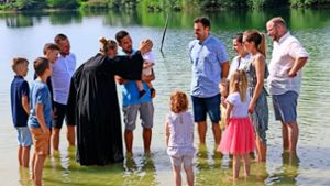 Pfarrerin Anna Manon Schimmel tauft Kinder in Dundenheim
