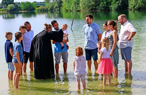 Für die Taufe watete die Pfarrerin in den Stockfeldsee. Foto: Werner Erb/Werner Erb