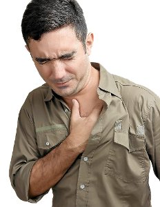 Starke Brustschmerzen gehören zur Symptomatik beim Herzinfarkt. Foto: Archiv Foto: Schwarzwälder-Bote
