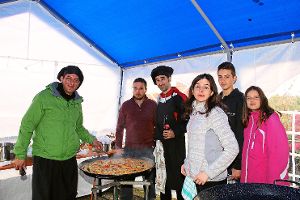 Ein eigenes Zelt gibt es für die spanischen Spezialitäten, die von Feinschmeckern sehr begehrt sind.   Foto: Kienzler Foto: Schwarzwälder-Bote
