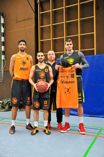 Petar Madunic bringt Größe in das Team um Coach Alen Velcic, Boyko Pangarov und Davor Barovic (von rechts).   Foto: Schuon