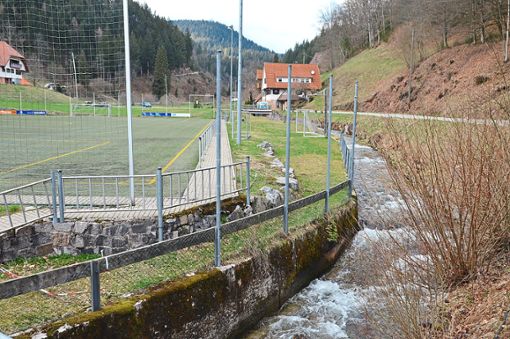 Mit dem Hochwasserschutz am Sportplatz Kaltbrunn braucht es noch Geduld. Foto: Fritsche Foto: Schwarzwälder Bote