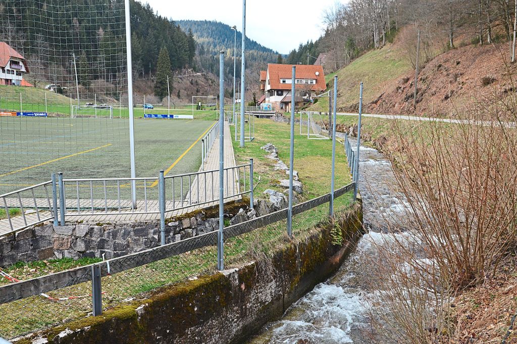 Mit dem Hochwasserschutz am Sportplatz Kaltbrunn braucht es noch Geduld. Foto: Fritsche