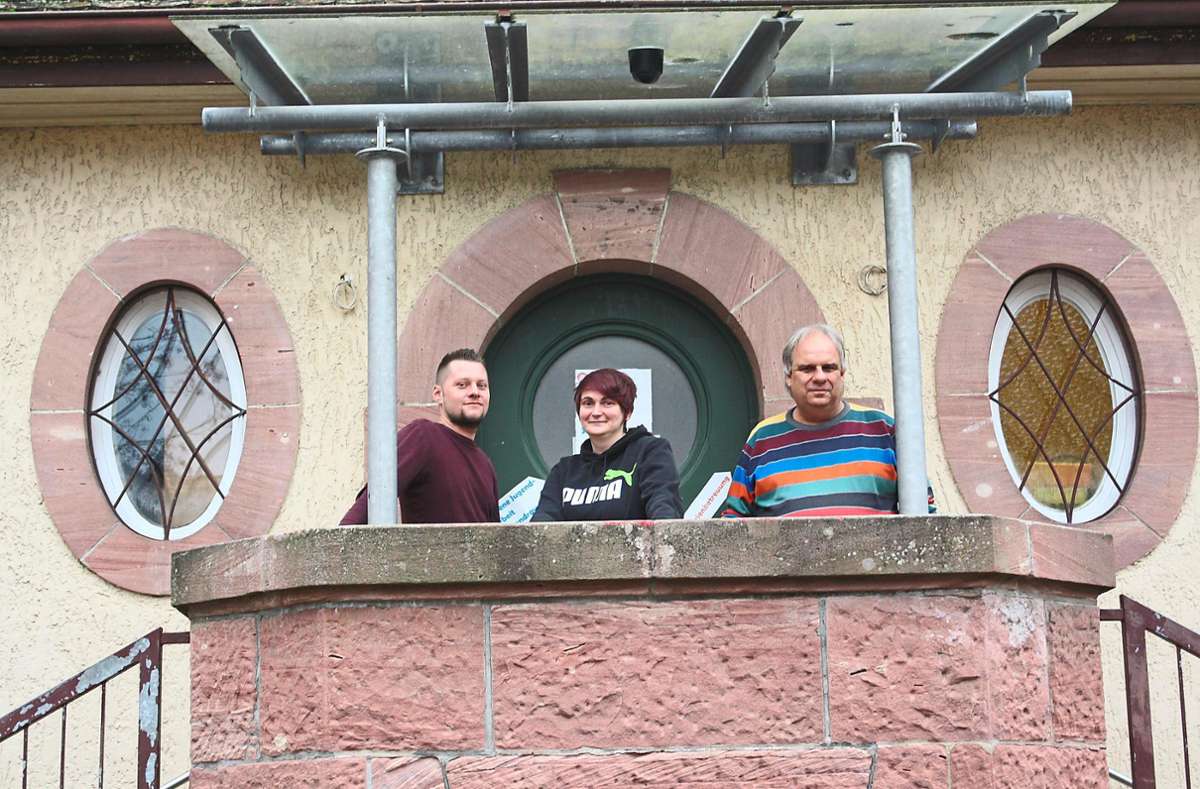 Wolfgang Borkenstein (rechts) ist froh über das neue Team mit Benjamin Rauser und Madeleine Nitsche im Stadtjugendreferat in Bad Liebenzell. Foto: Biermayer
