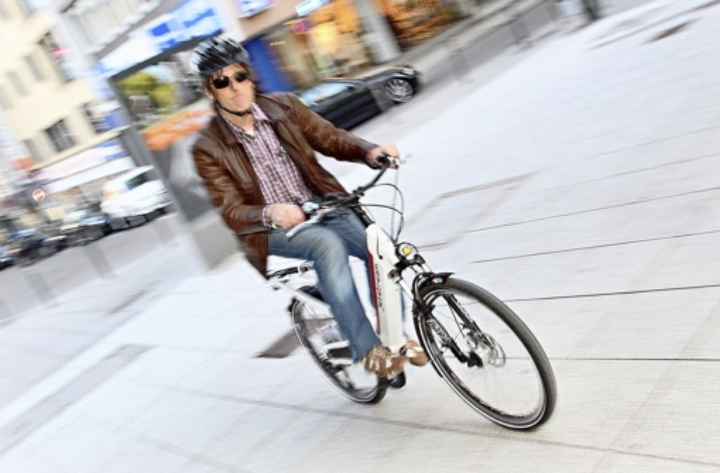 Niemals ohne Helm: Wer auf einem E-Bike unterwegs ist, hat bei einem Unfall ein erhöhtes Verletzungsrisiko. Foto: Kraufmann