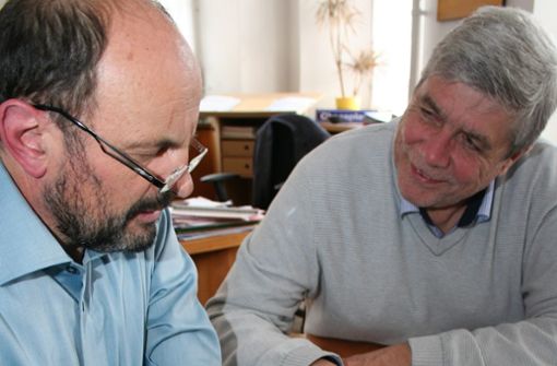 Bürgermeister Josef Herdner und Breitband-Manager Rainer Jung diskutieren eine Trasse für die Breitbandverlegung. Foto: Liebau