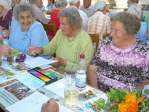 Mit Buntstiften und Wasserfarben bannten die gut gelaunten Senioren den Sommer aufs Papier. Foto: Selter-Gehring Foto: Schwarzwälder-Bote
