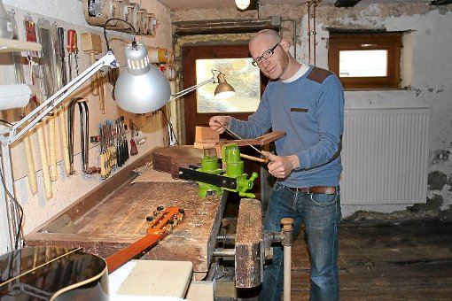 Gitarrenbauer Sebastian Schwerdt in seiner Werkstatt in Marschalkenzimmern Foto: Nägele Foto: Schwarzwälder-Bote