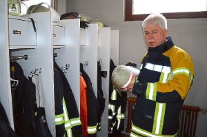 Helm, Jacke und ab zum Einsatz – Eugen Heizmann ist seit 1973 bei der Feuerwehr.  Foto: Cools Foto: Schwarzwälder-Bote