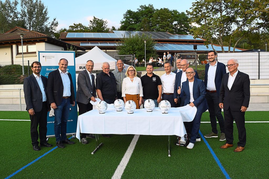 Überraschung! Jeder der vier beteiligten Vereine und Namensgeber Karl Hauser bekommen je einen Fußball mit dem Logo des neuen Sportparks.   Foto: Zelenjuk
