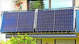 Der Klimarat möchte öffentliche Gebäude mit Photovoltaik ausgestatten lassen und private Balkonkraftwerke fördern. (Archiv-Foto). Foto: Thiercy