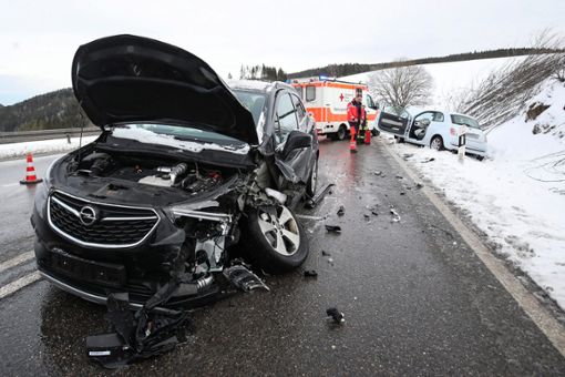 Der Fahrer des Opels kam ersten Angaben zufolge auf die Gegenfahrbahn und stieß dort mit einem Fiat zusammen.  Foto: Marc Eich