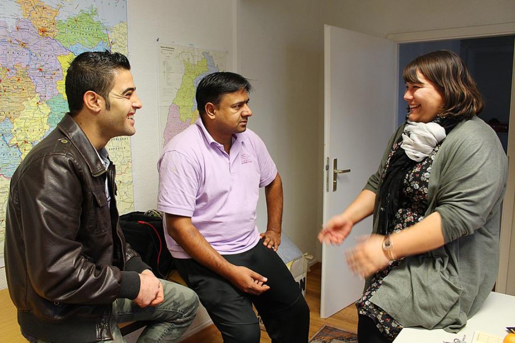 Jessica Stifel (rechts) im Gespräch mit Al Hamoud Eyad und Abid Houssein. Die Asylbewerber haben viele Fragen.