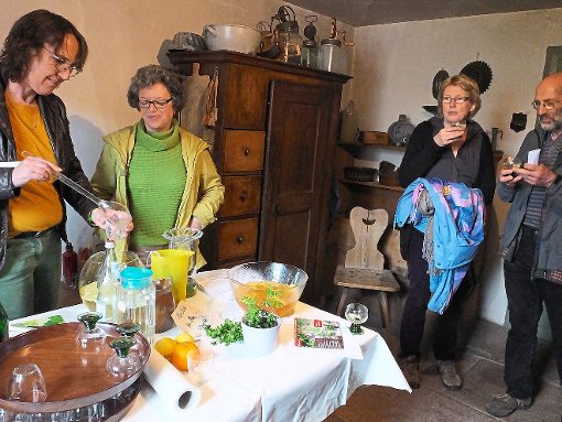 In der Küche des Bauernhausmuseums versüßte Maibowle den trüben Auftakt des Wonnemonats.  Foto: Stocker Foto: Schwarzwälder-Bote