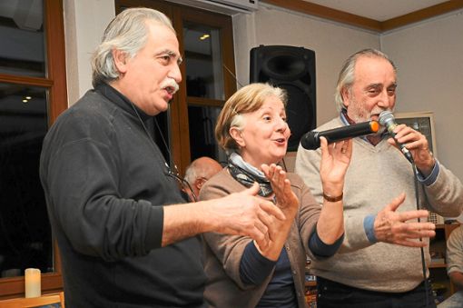 Mit seinem Bruder Sando und Schwester Pina singt Peppino (rechts) vom Leben in Sizilien.  Foto: Ziechaus Foto: Schwarzwälder Bote