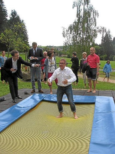 Schwung holen für die Landtagswahl 2016: Guido Wolf auf dem Trampolin im Barfußpark Hallwangen. Foto: Wiegert