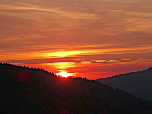 Ein feuerroter Sonnenuntergang erwartete die Besucher der Sternführung als stimmungsvoller Auftakt.  Foto: Schmalz Foto: Schwarzwälder Bote