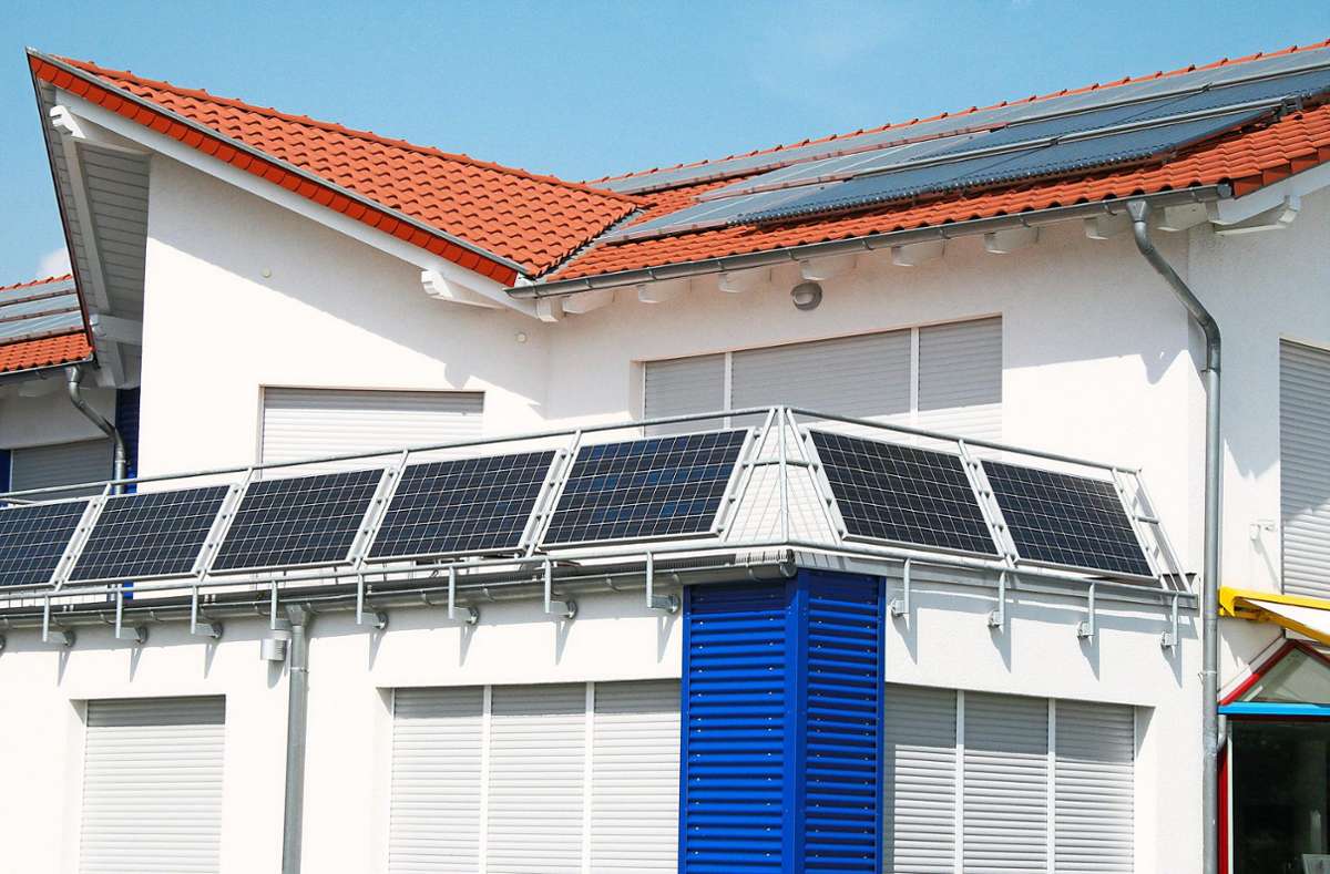 Mit Balkon-Solaranlagen bekommen Haushalte ihre eigenen Stromquellen. Foto: © Sandra Zuerlein - stock.adobe.com