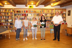 Silke Steidle (von links) und  Gisela Löffler sind die Nachfolgerinnen von  Bernadette Öffinger-Bäuerle und Sandra Buck und leiten die Bücherei.  Pfarrer Markus Manter beglückwünscht. Foto: Lissy