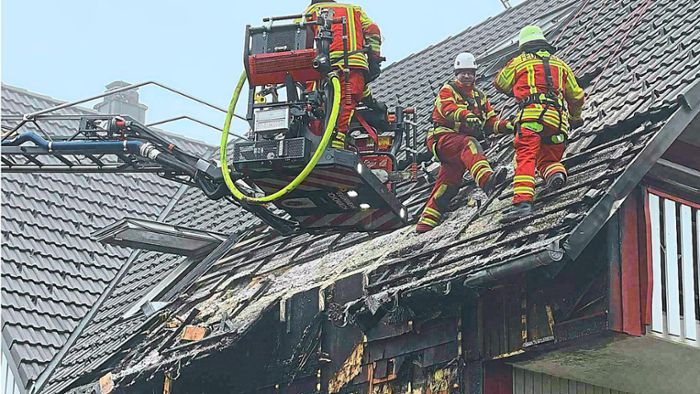 Feuer bricht im Keller aus: Gebäudebrand ruft Schonacher Feuerwehr auf den Plan