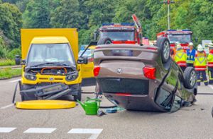Bei dem Unfall überschlug sich der VW durch die Wucht des Aufpralls. Foto: Aaron Klewer/EinsatzReport24