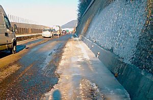 Eisplatten behindern Verkehr auf der A 8 bei Gruibingen Foto: Regierungspräsidium