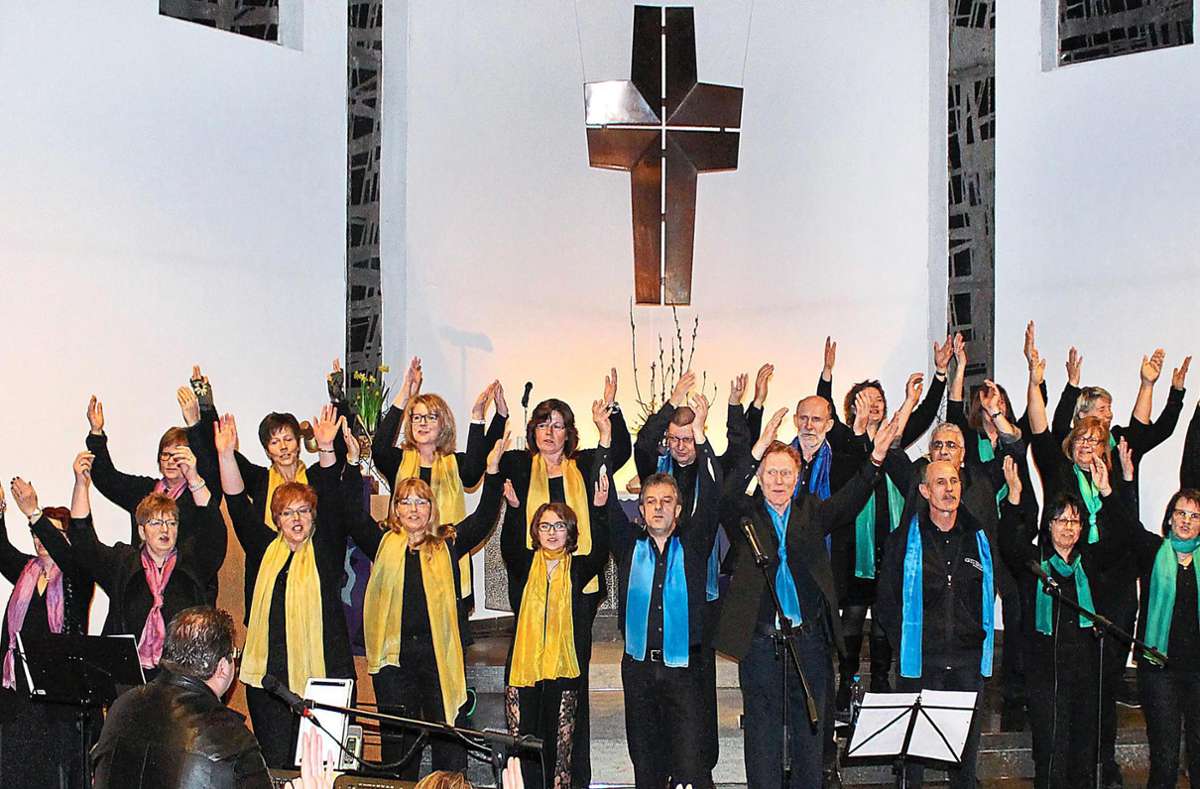 Singen ihr Jubiläumskonzert zu Gunsten der Dachsanierung der Versöhnungskirche in Burladingen. Die Sängerinnen und Sänger des Gospelchors InSpirit. Foto: Bender