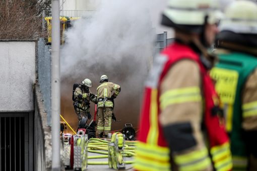 Als die Feuerwehr am Einsatzort in der Alten Poststraße in Schwenningen ankam, drang aus der Tiefgarage dichter Rauch. Foto: Marc Eich
