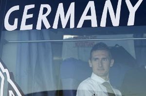 Miroslav Klose im Teambus auf dem Weg nach Pretoria. Foto: AP